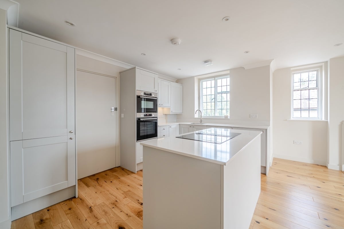 Flat Lammas Lane in Elmbridge