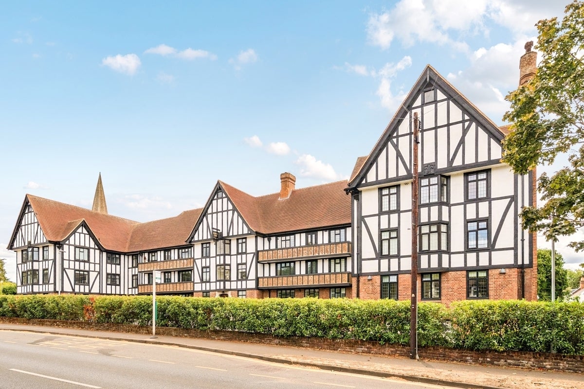 Flat Lammas Lane in Elmbridge