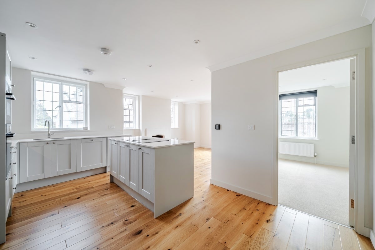 Flat Lammas Lane in Elmbridge
