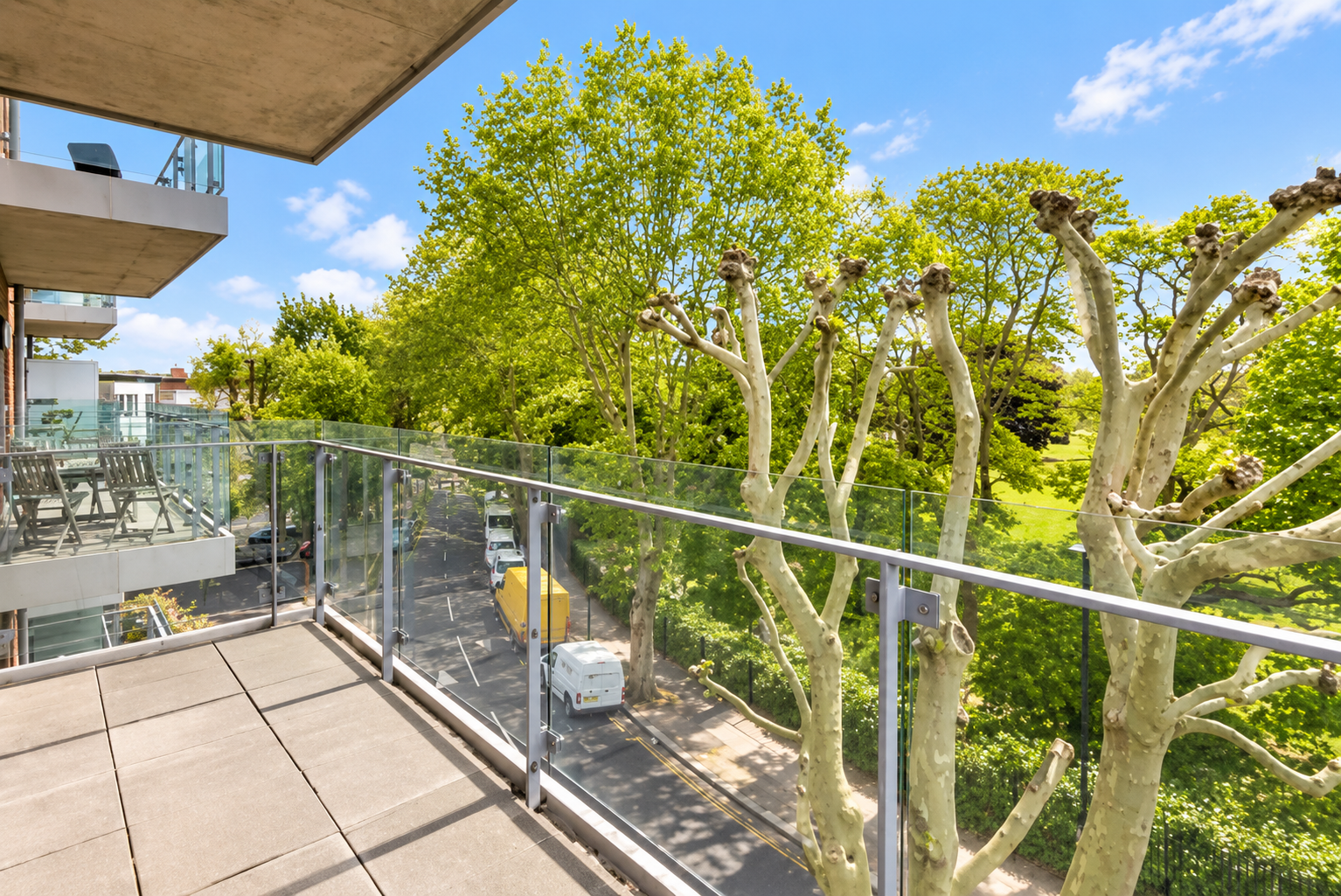 Flat Steyne Road in Greater London