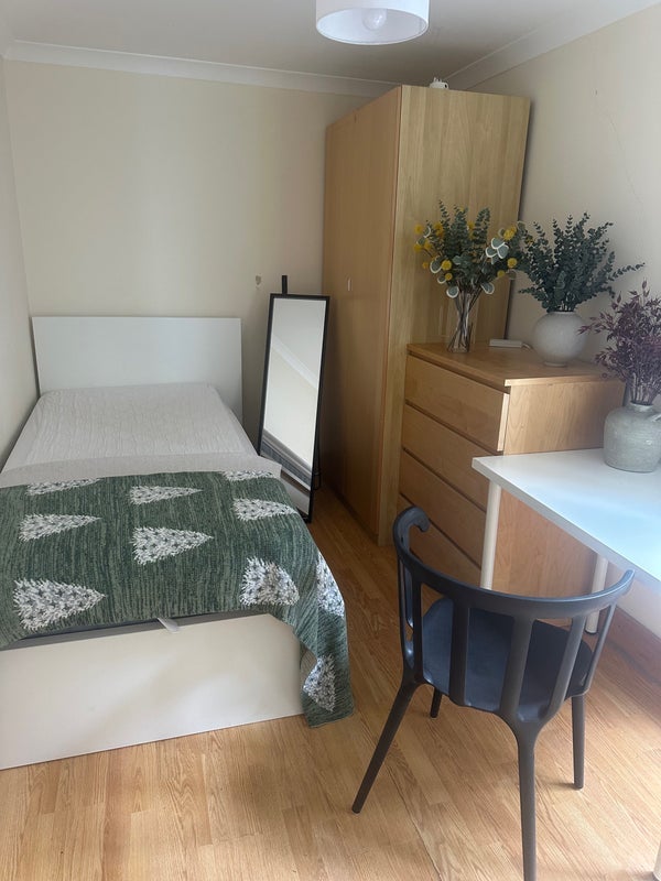 Room Lulworth Road in Greater London