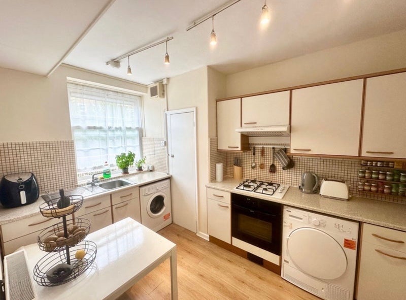 Room Worsopp Drive in Greater London