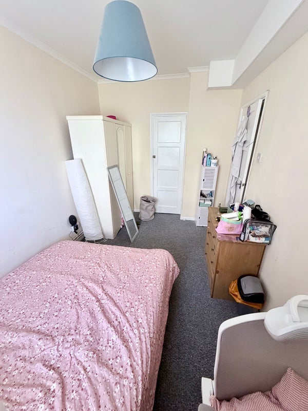 Room Worsopp Drive in Greater London