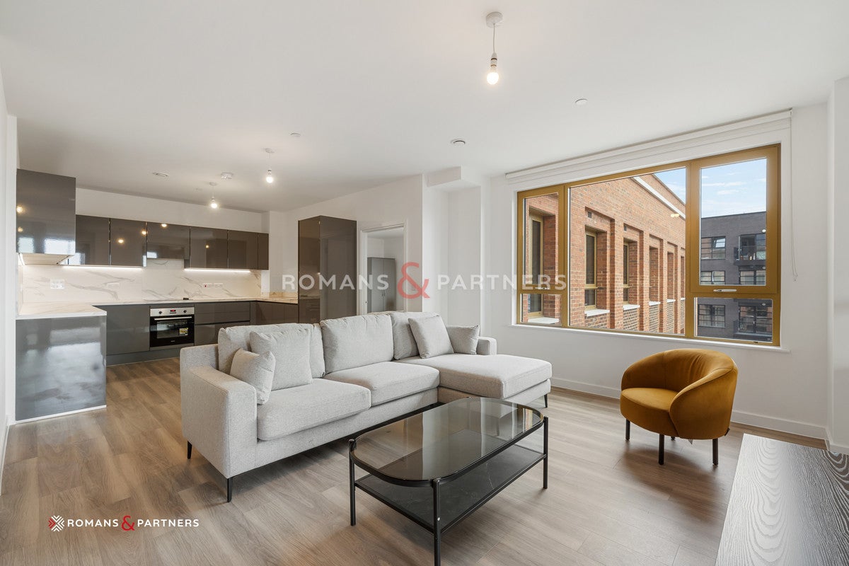 Flat Ilderton Road in Greater London