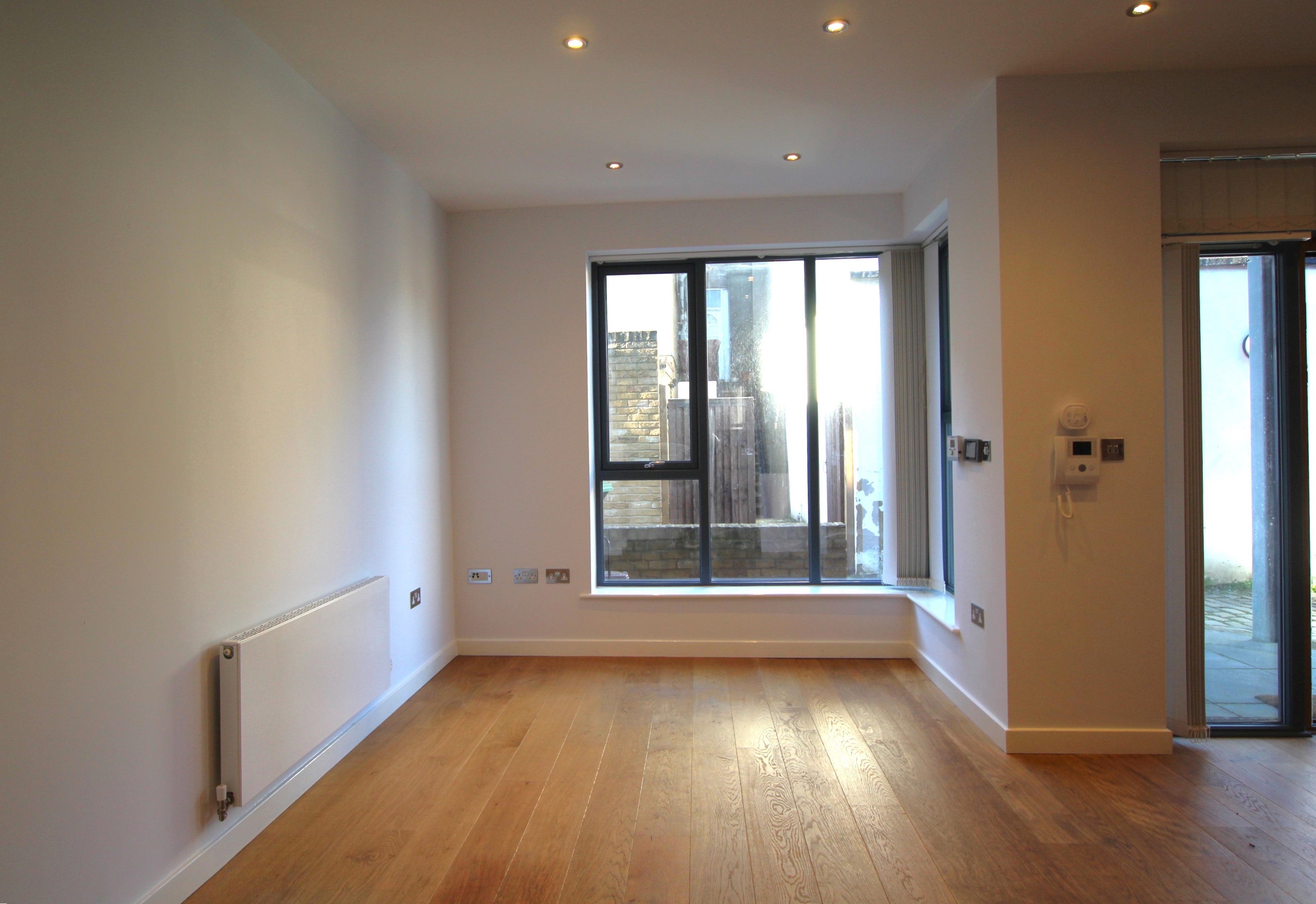 Flat Garrick Road in Greater London