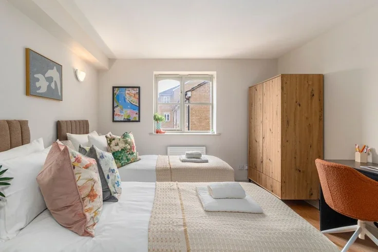 House Wheat Sheaf Close in Greater London
