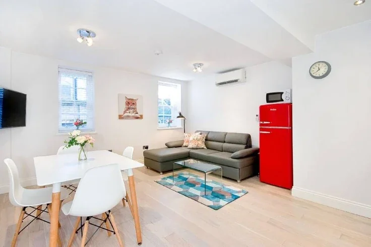 Flat Devereux Court in City of Westminster
