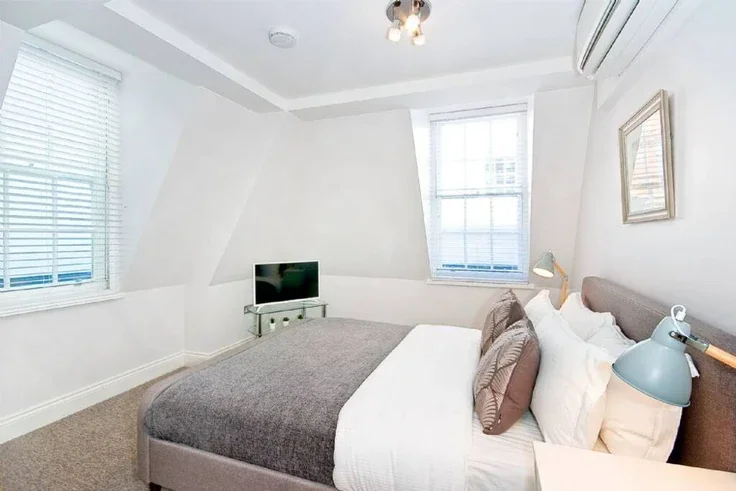 Flat Devereux Court in City of Westminster