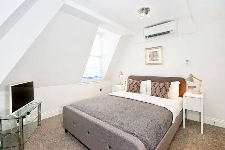 Flat Devereux Court in City of Westminster