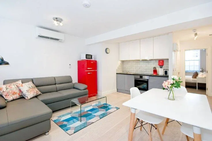 Flat Devereux Court in City of Westminster