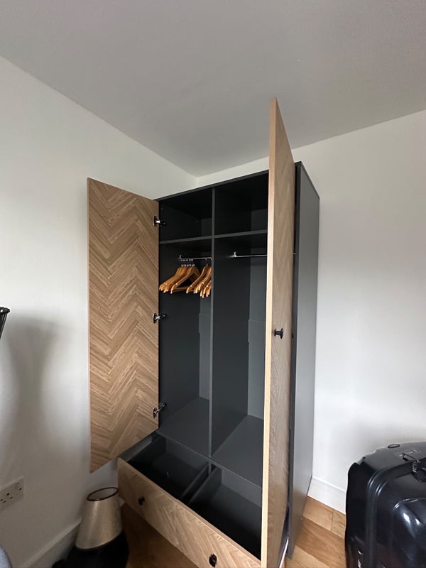 Room Theseus Walk in Greater London