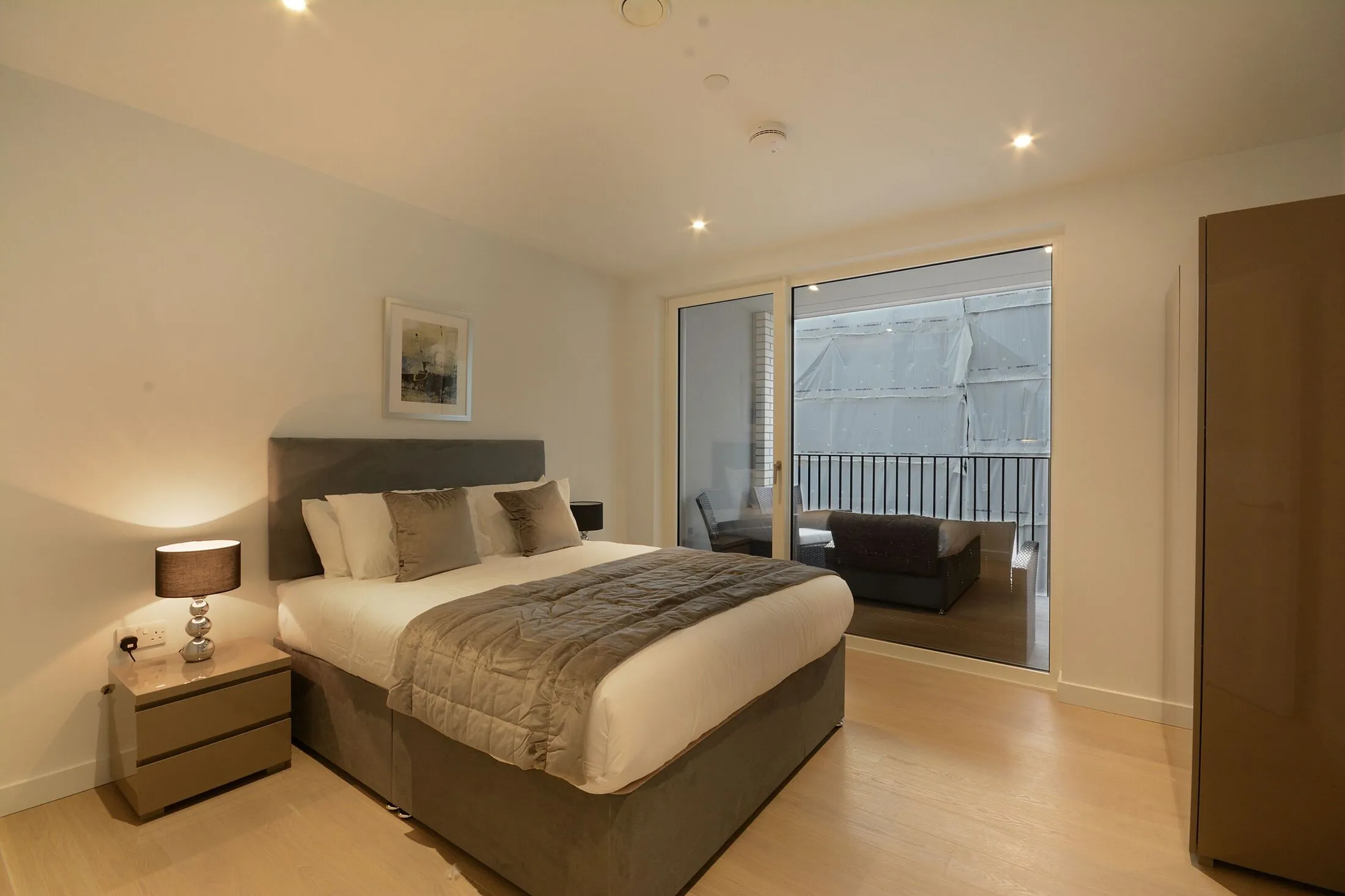 Flat Sayer Street in Greater London