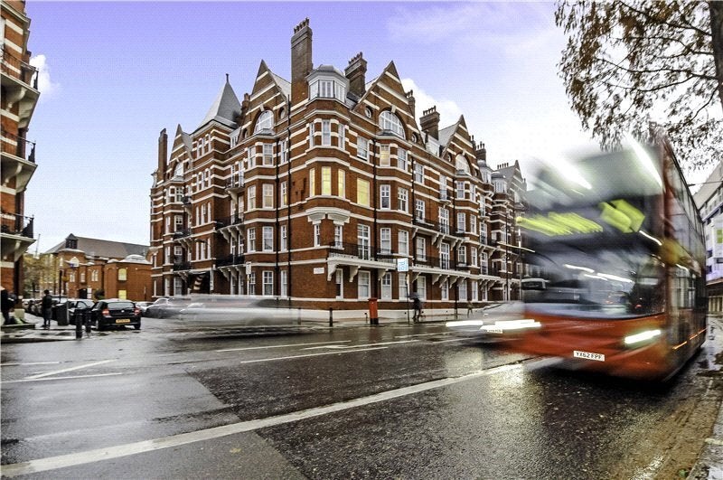 Flat Hammersmith Road in Greater London