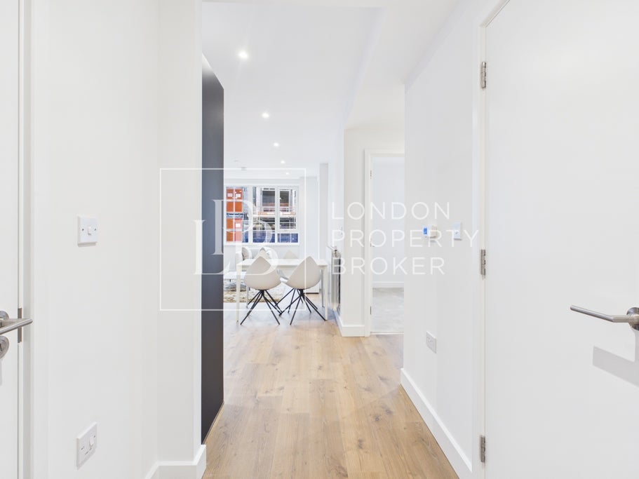 Flat Nathan Way in Greater London