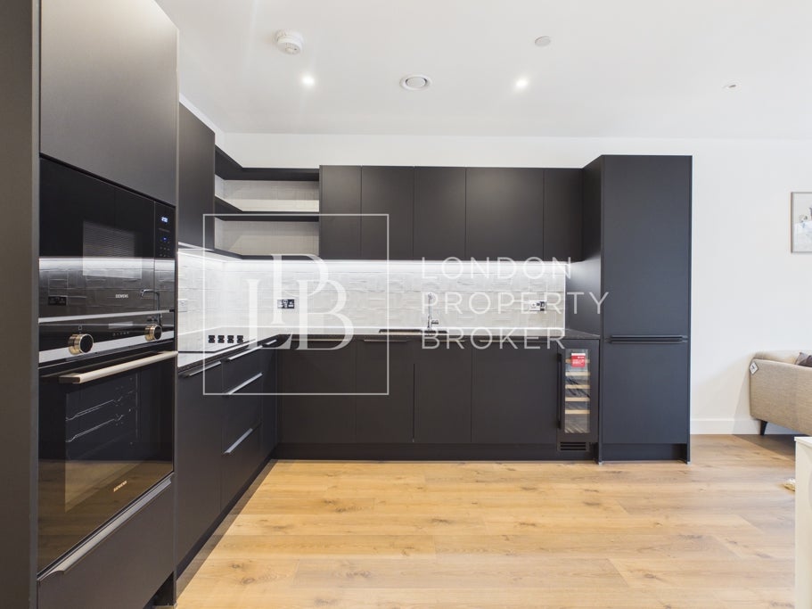 Flat Nathan Way in Greater London