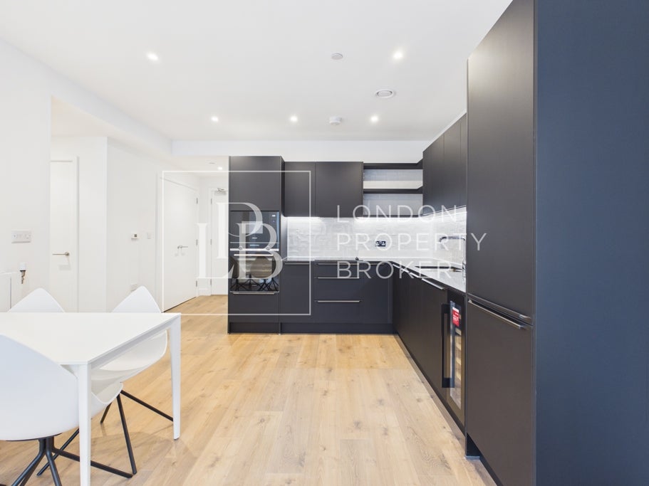 Flat Nathan Way in Greater London