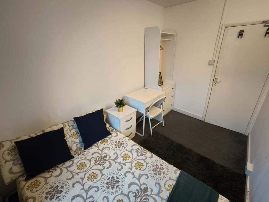 Room Mile End Road in Greater London