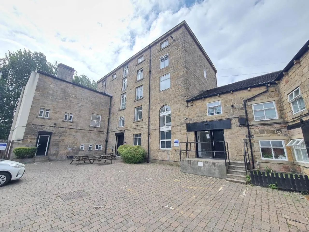 Flat Sandford Place in Leeds