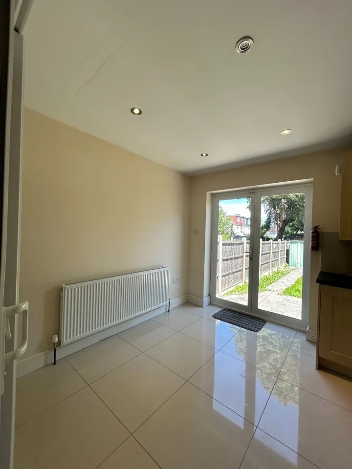 House Briarfield Avenue in Greater London