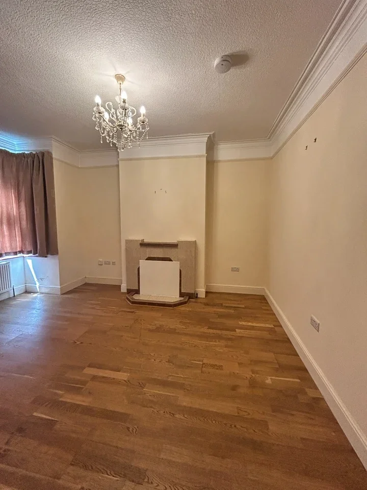 House Briarfield Avenue in Greater London