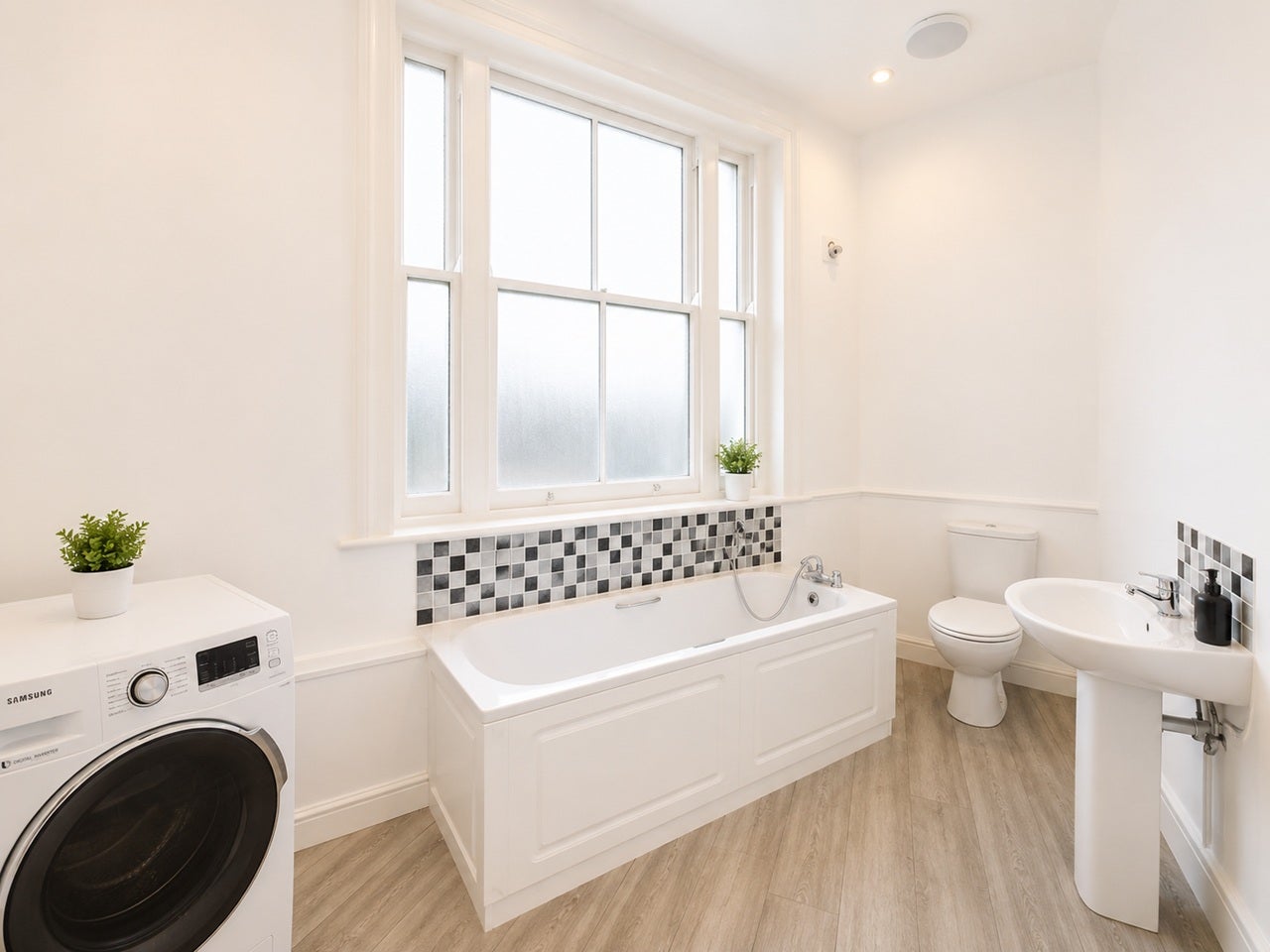 Flat Queenstown Road in Greater London