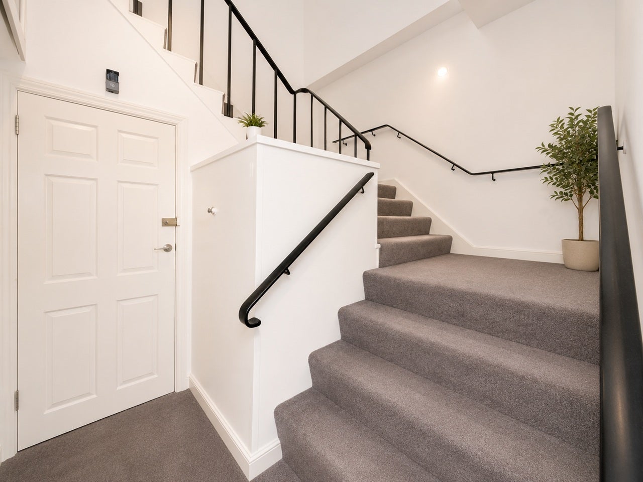 Flat Queenstown Road in Greater London