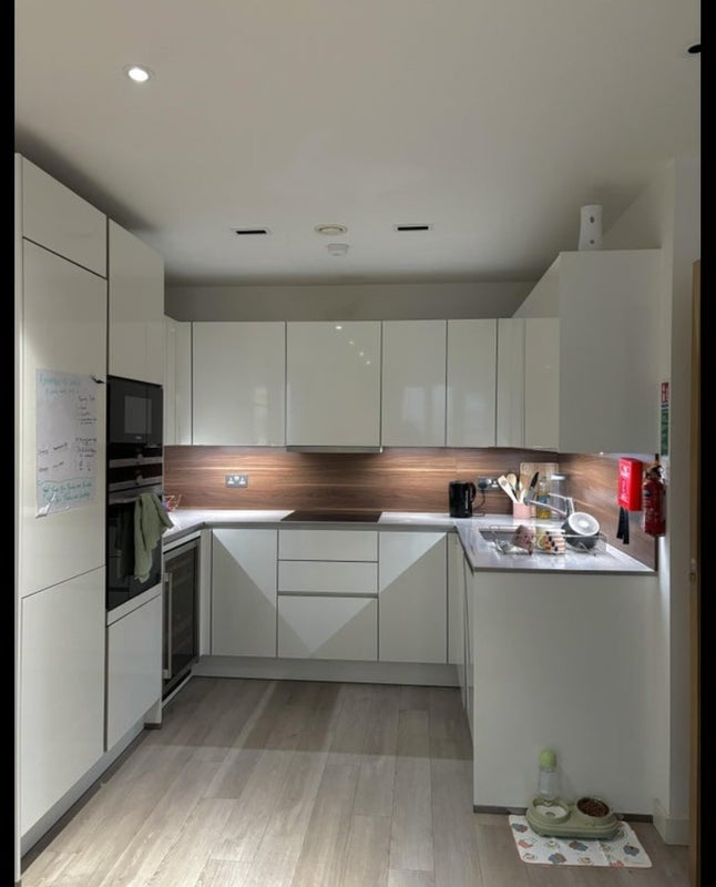 Room Devan Grove in Greater London