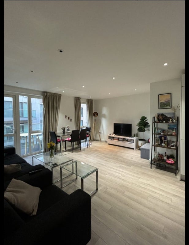 Room Devan Grove in Greater London