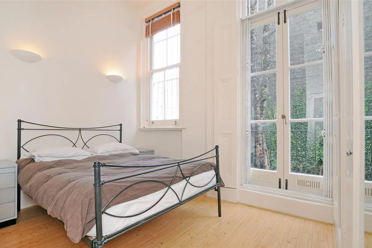 Flat Nevern Road in Greater London