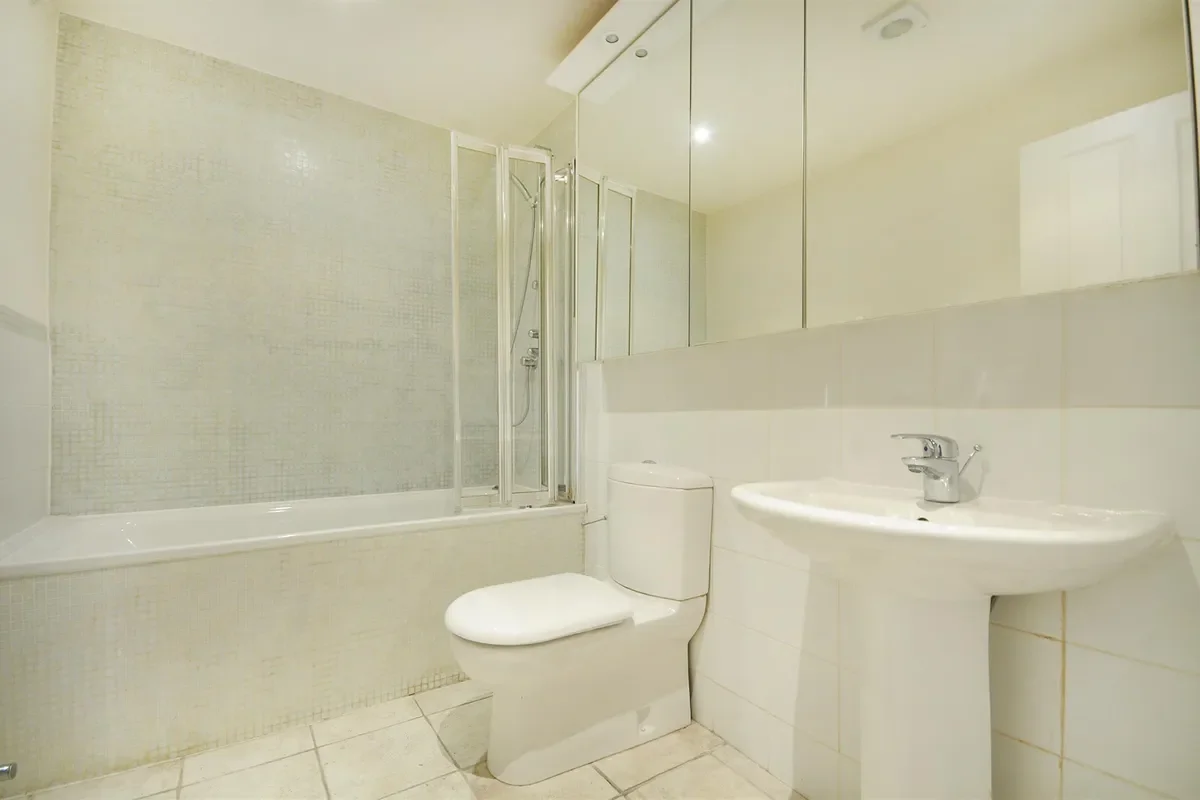 Flat Nevern Road in Greater London