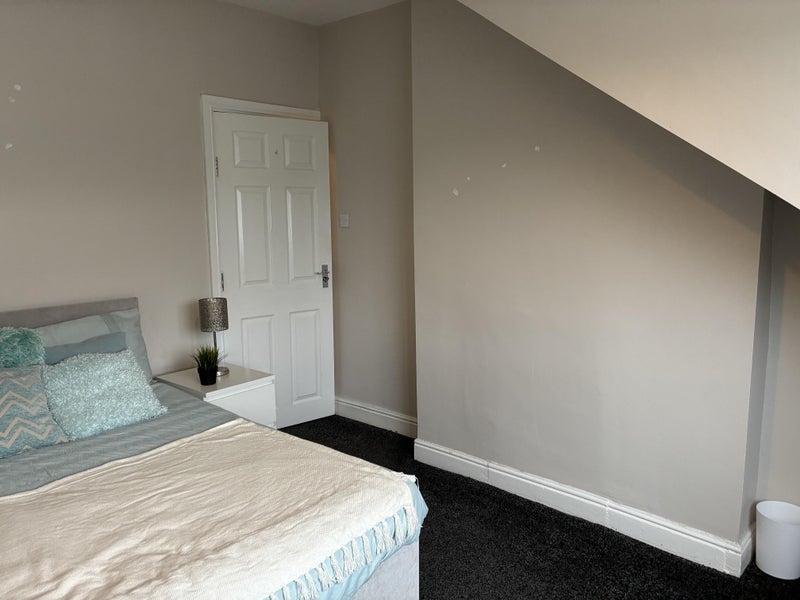 Room Back Breary Avenue in Leeds