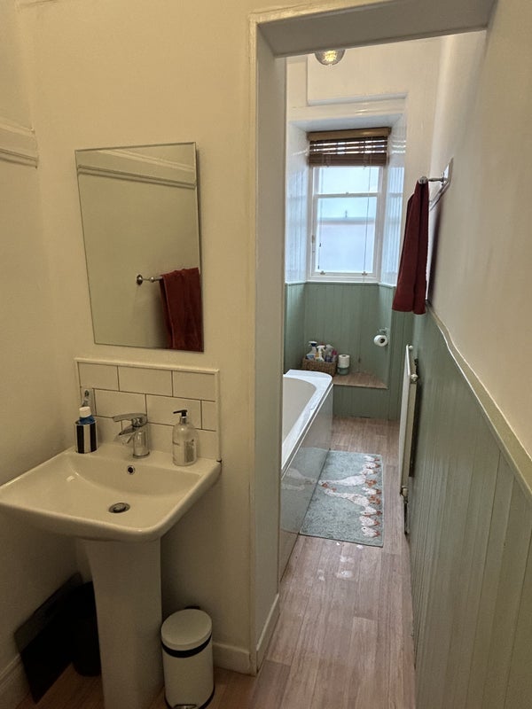 Room Airlie Street in Glasgow