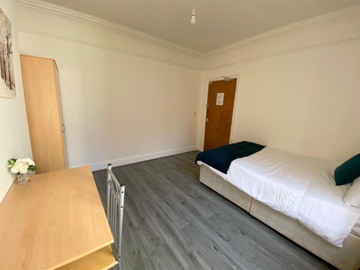 Room Ashburnham Road in Bedford