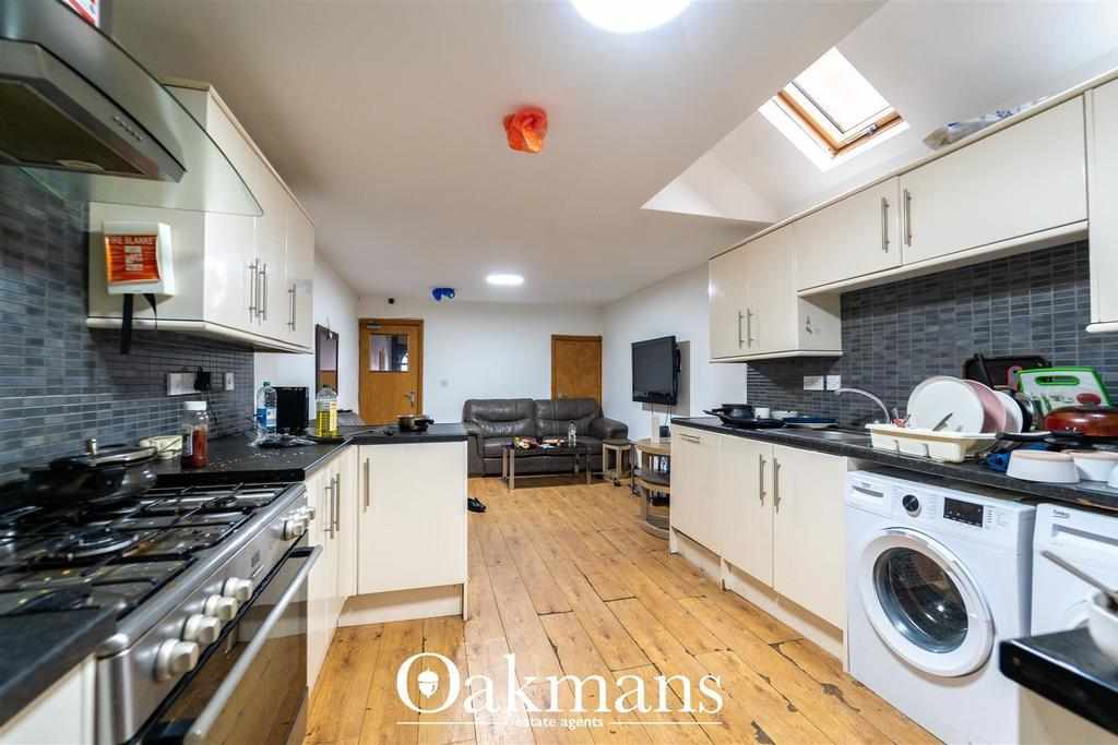 Room Heeley Road in Birmingham