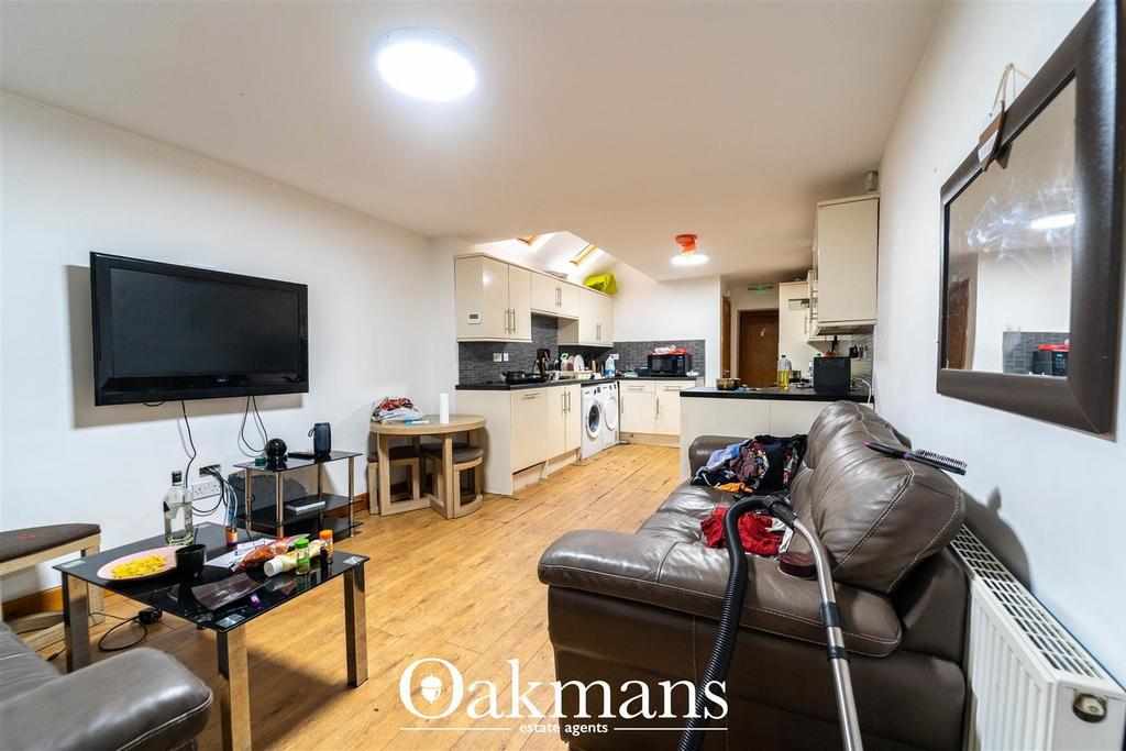 Room Heeley Road in Birmingham