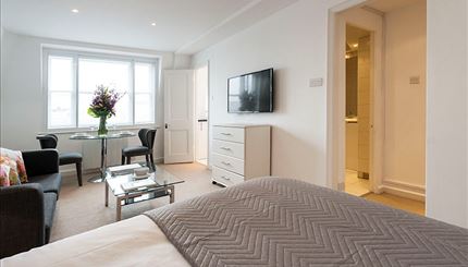 Flat Hill Street in City of Westminster