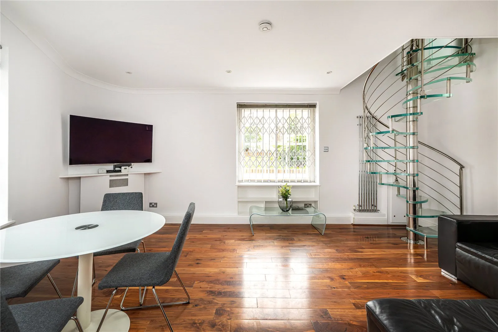 Flat Chepstow Crescent in Greater London