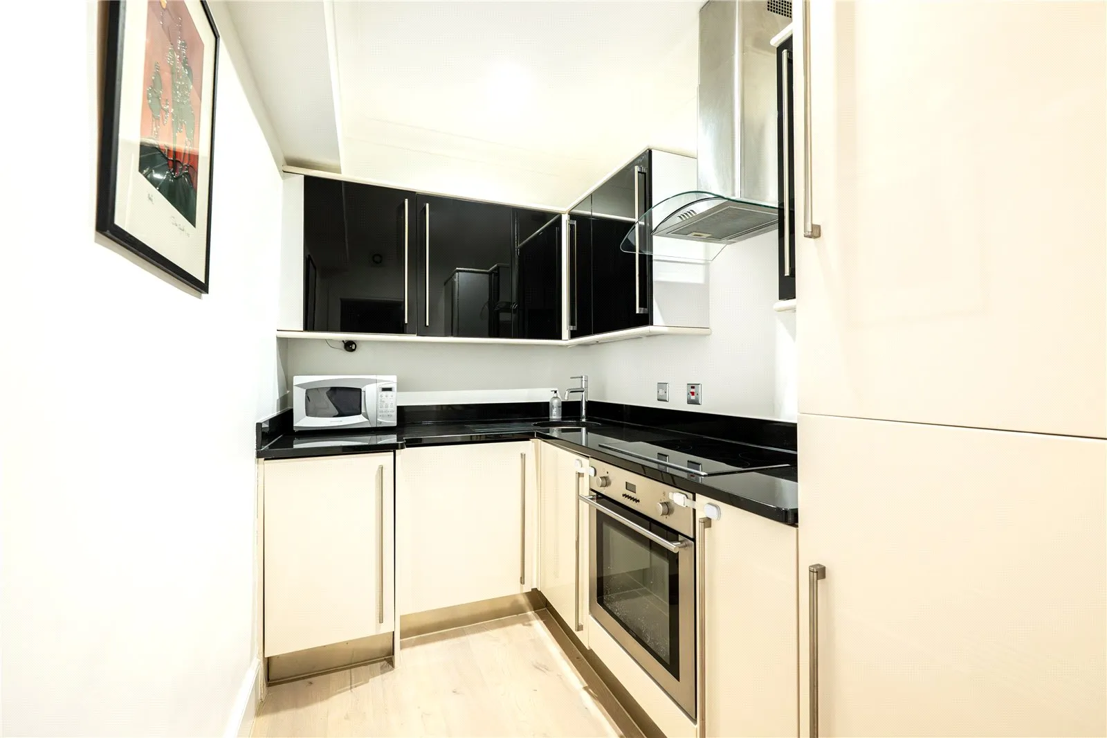 Flat Chepstow Crescent in Greater London