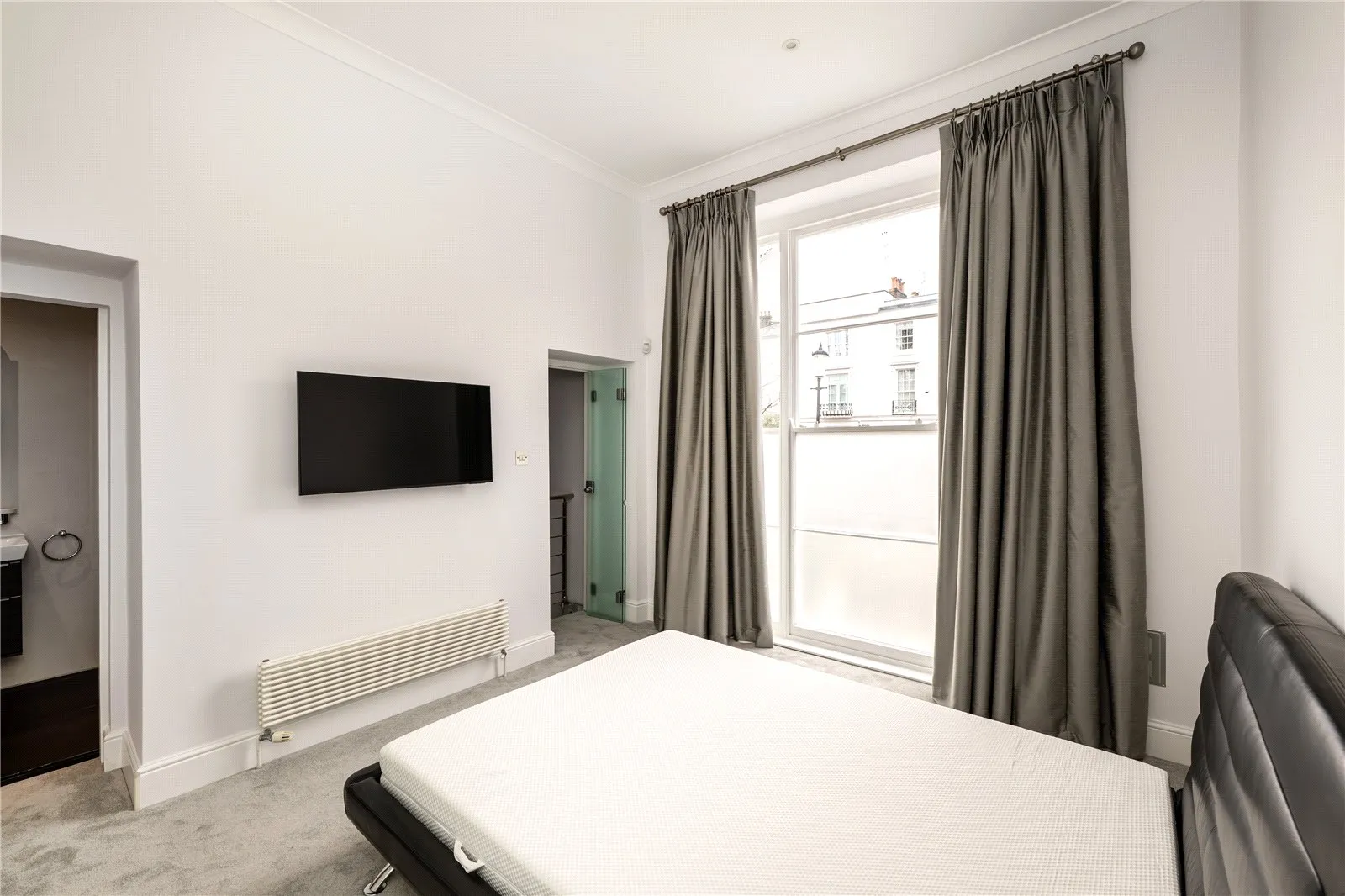 Flat Chepstow Crescent in Greater London