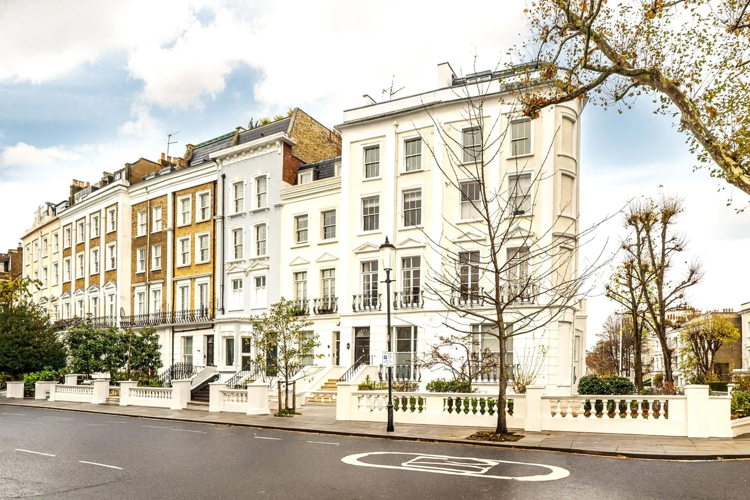 Flat Chepstow Crescent in Greater London