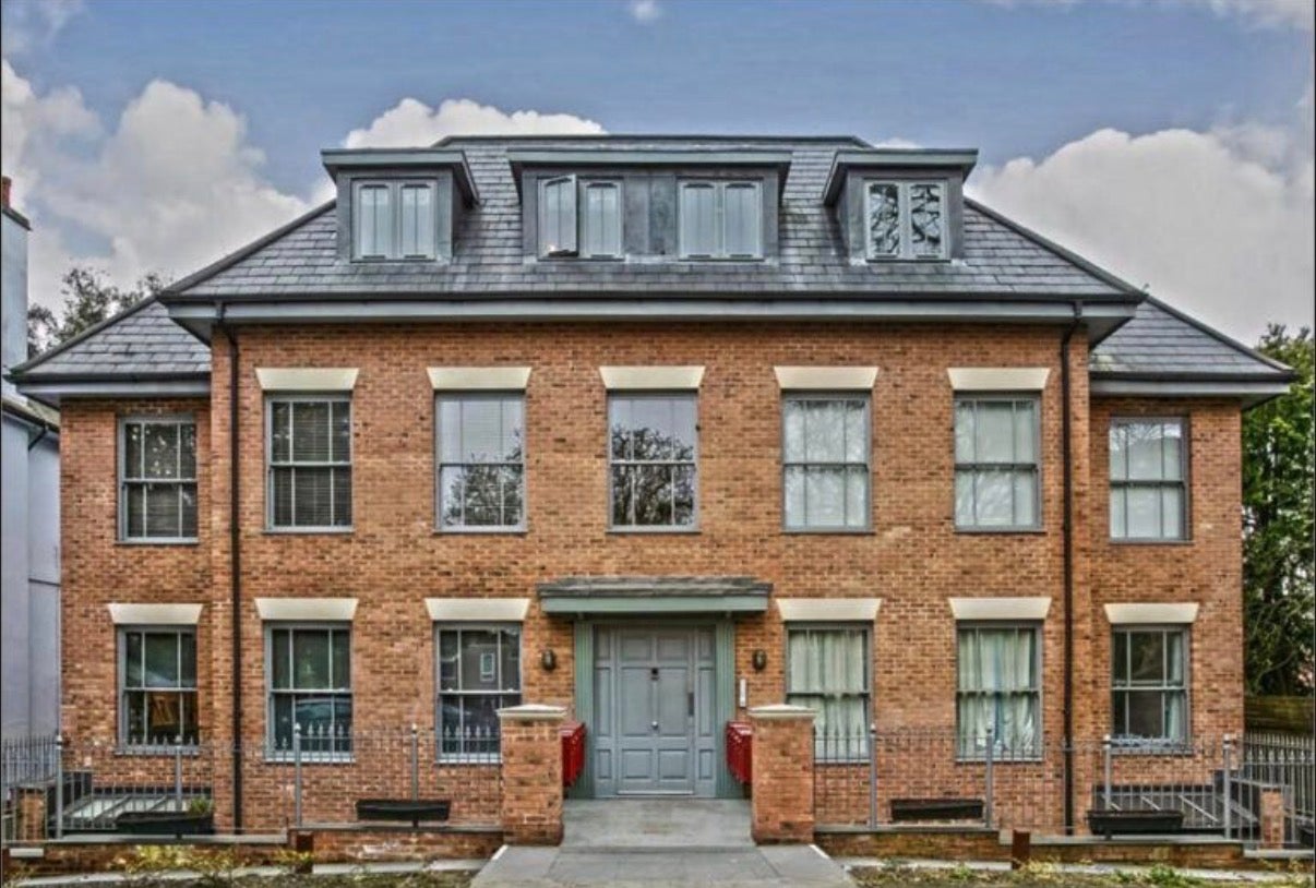 Flat Heaton Road in Greater London