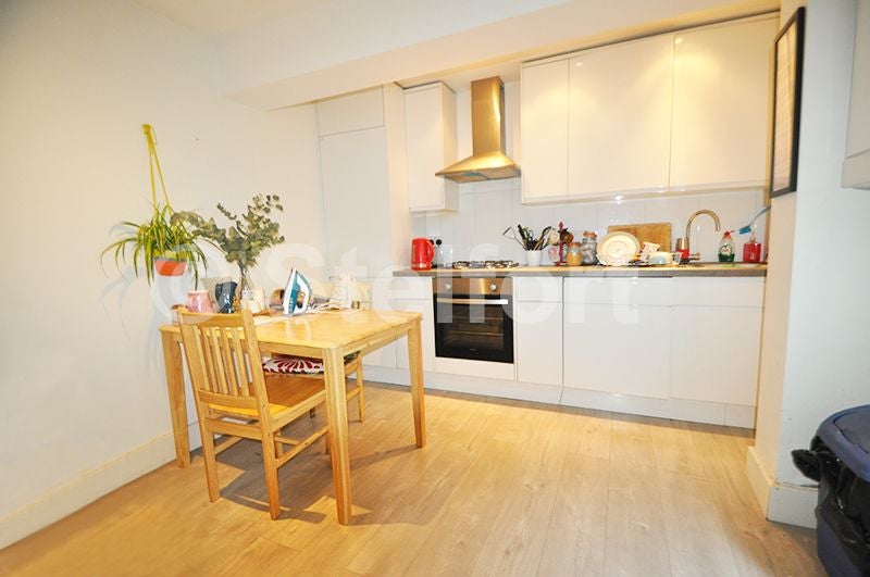 Flat Powerscroft Road in Greater London