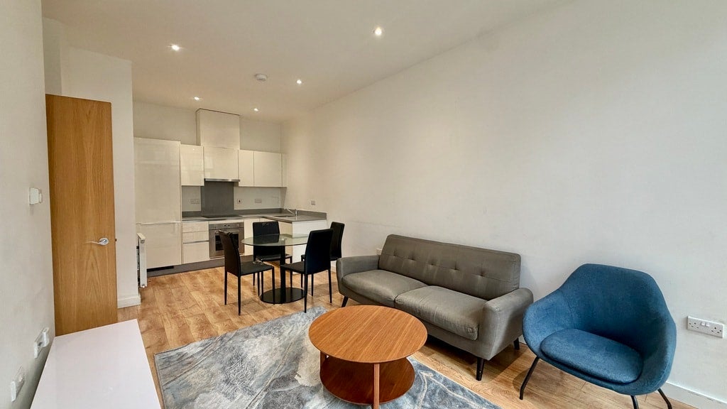 Flat Greenhill Way in Greater London