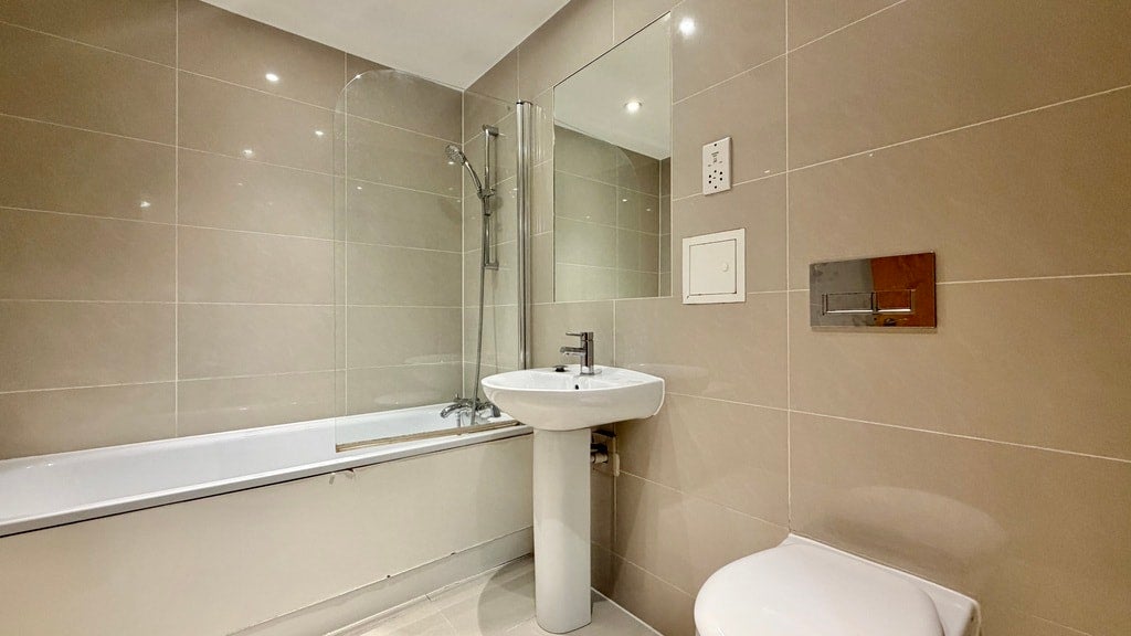 Flat Greenhill Way in Greater London