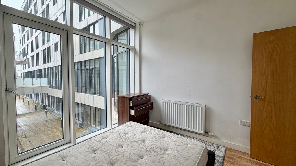 Flat Greenhill Way in Greater London