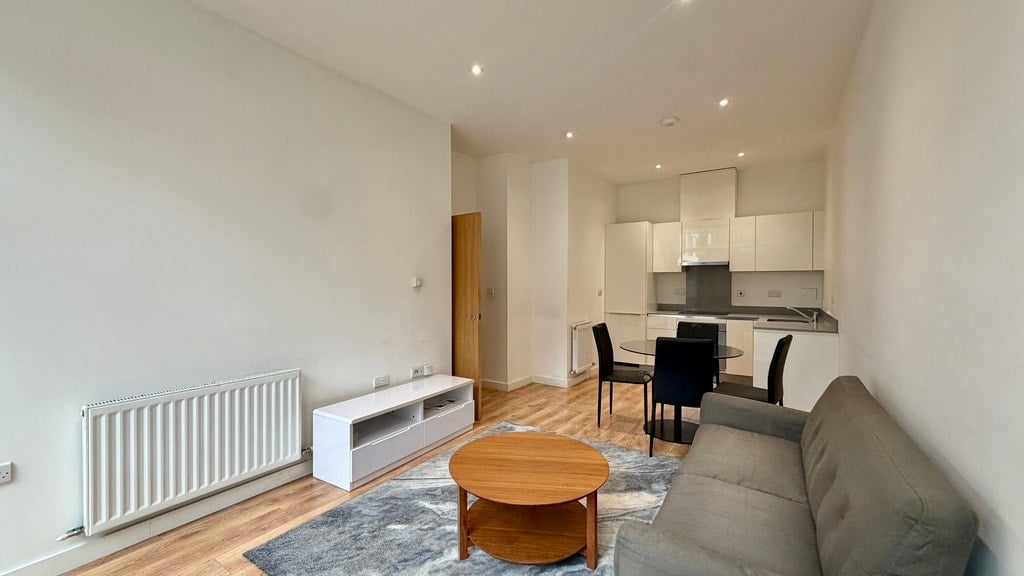 Flat Greenhill Way in Greater London