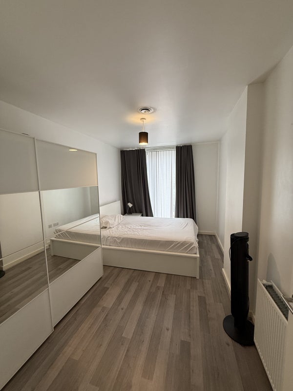 Room Orchard Place in Greater London