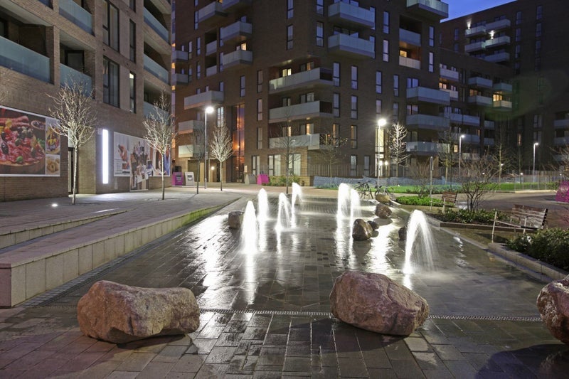 Room Orchard Place in Greater London