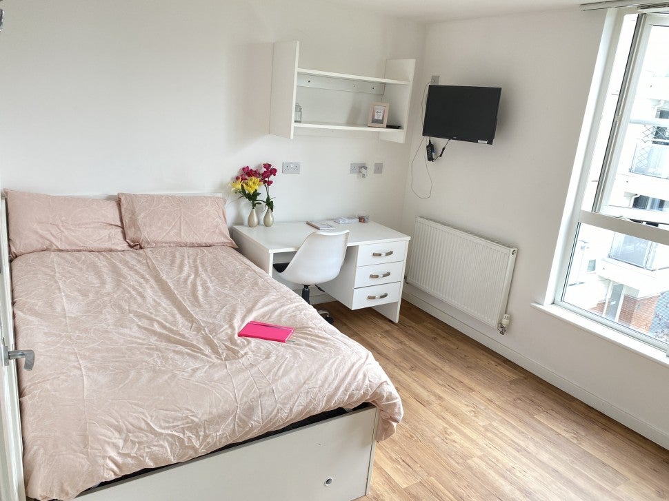 Flat Watkin Road in Leicester