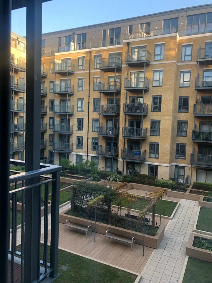Flat Boulevard Drive in Greater London